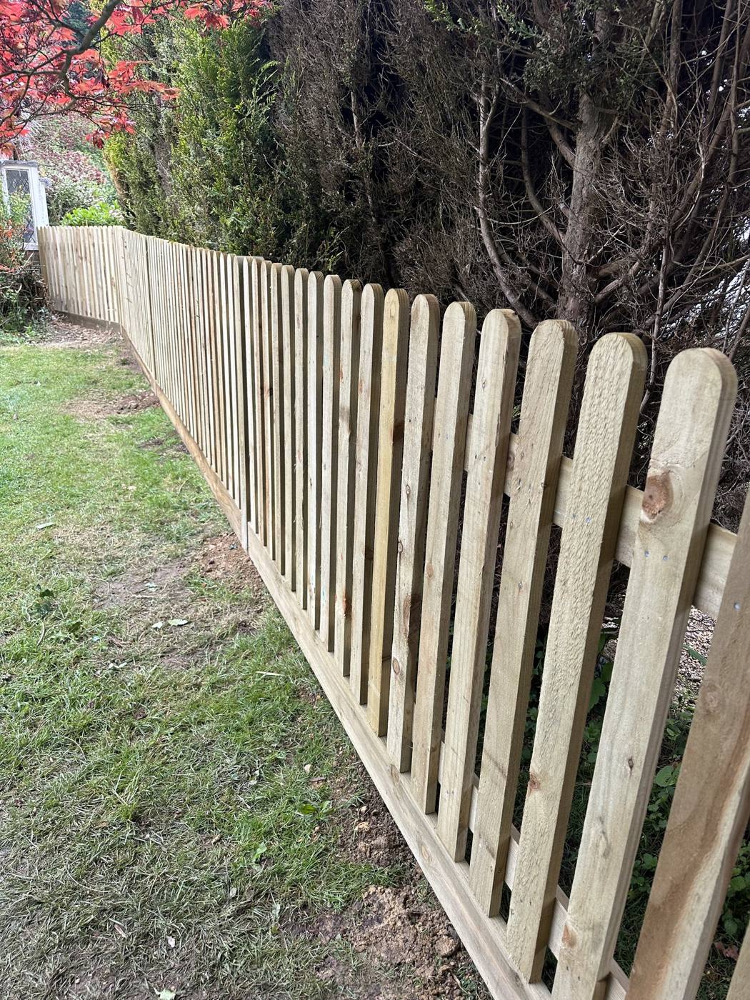 Round-top picket fence